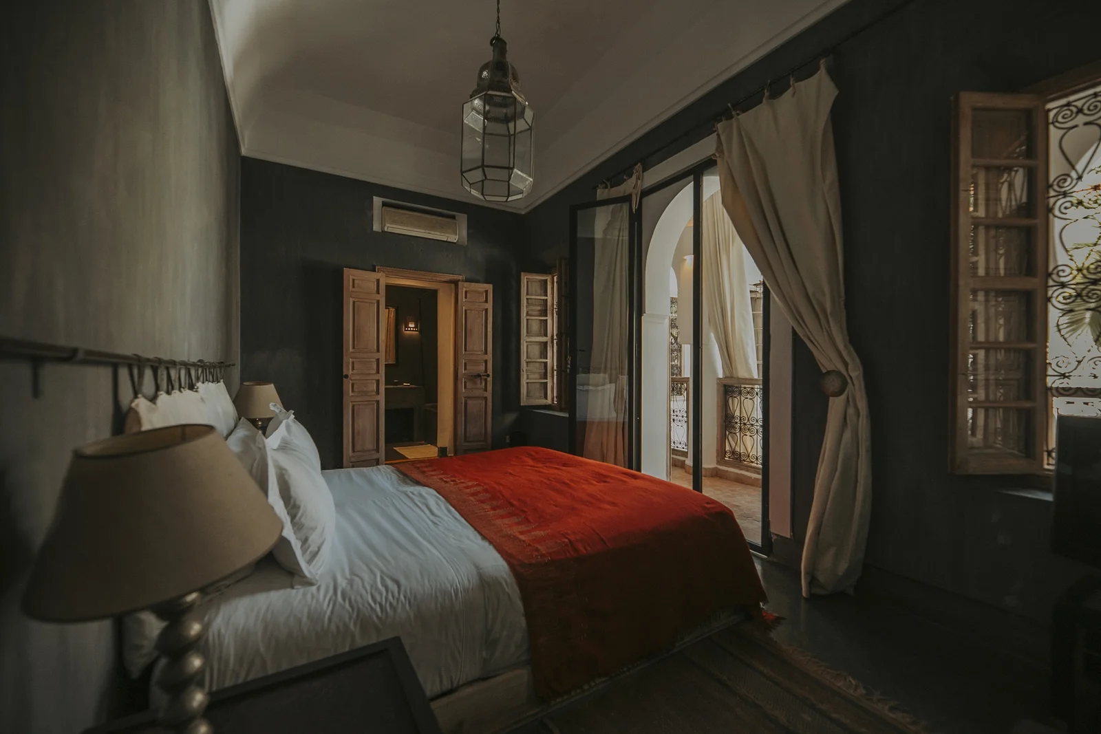 The charcoal room in grey tadelakt — the Carbone mood