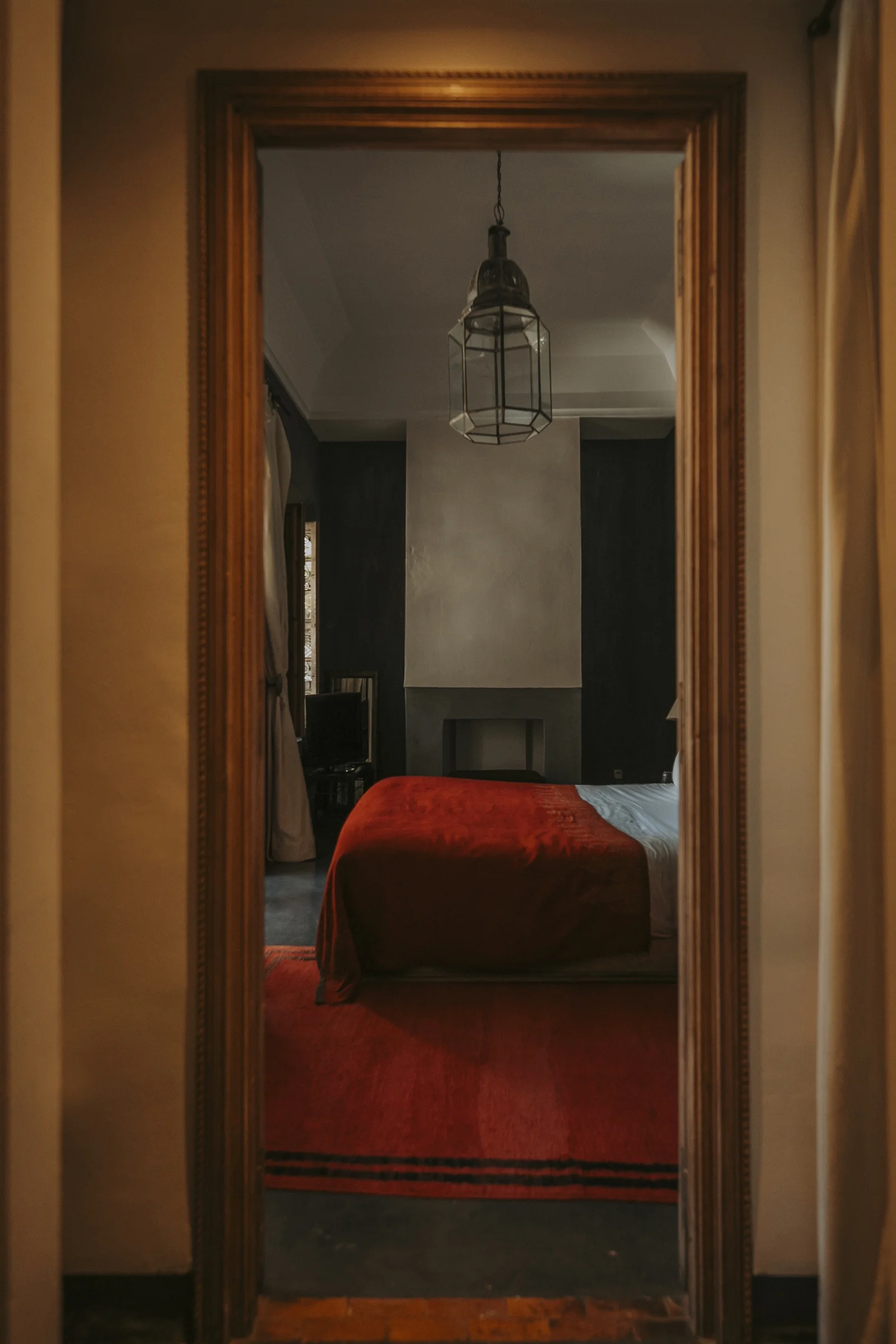 The Carbone Deluxe Room at Dar Zelda, in charcoal tones with a fireplace — view 3