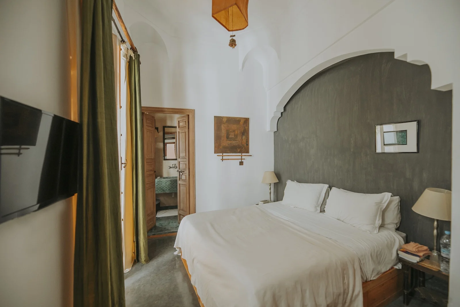 The Vegetale Standard Room at Dar Zelda and its balcony over the flowering courtyard
